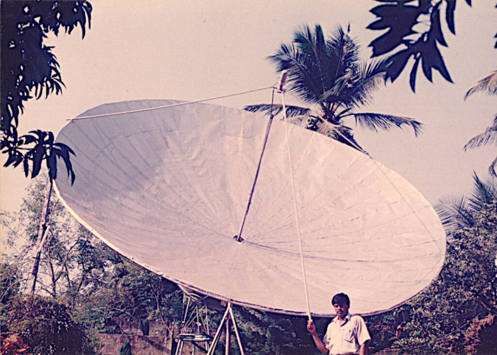 Wijayavaraman made huge satelitte dish at EXPO Video, Kondavil, Sri Lanka
